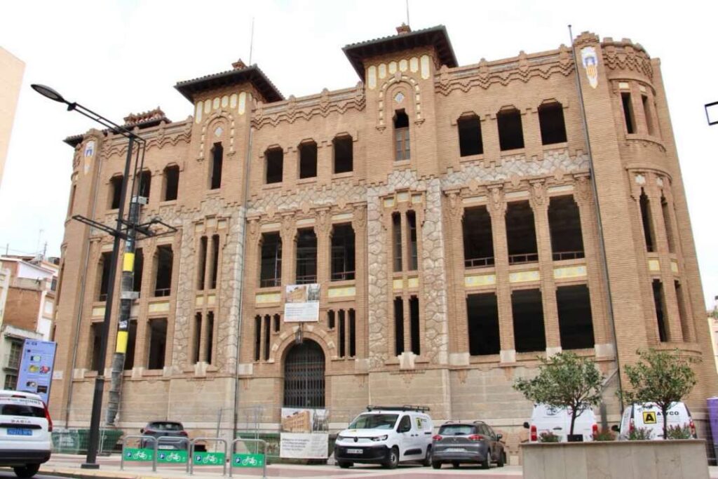 La consellera visita la restauración del edificio de Correos de Castellón