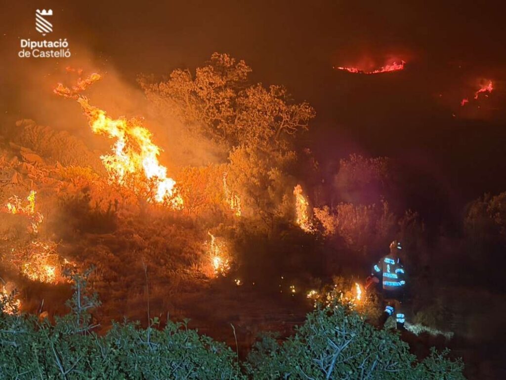 Tírig afronta su tercera noche de fuego con 810 hectáreas calcinadas