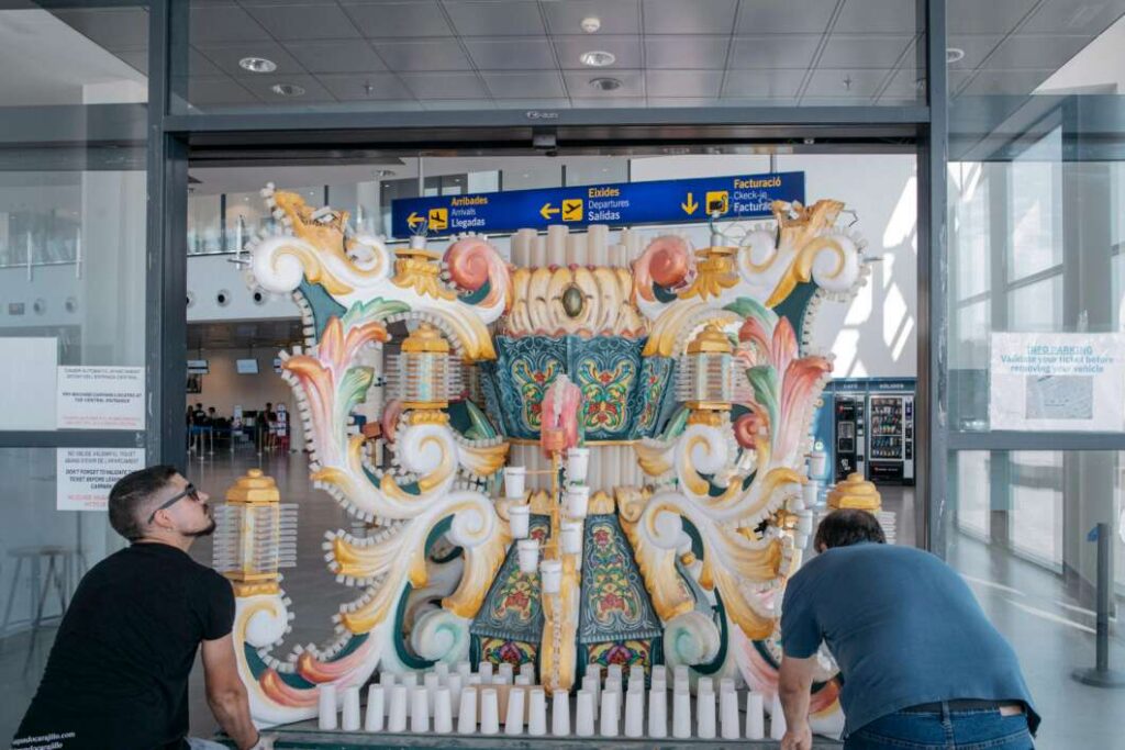 Castellón lleva la esencia de la Magdalena hasta el aeropuerto