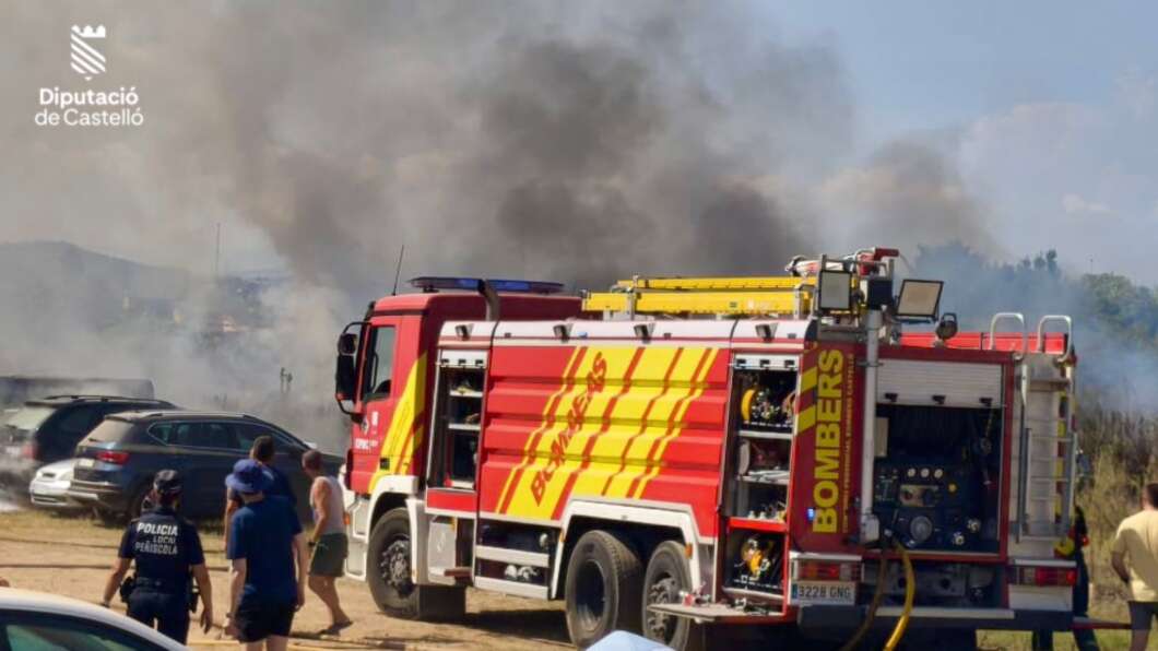 Alerta en Peñíscola por un incendio que afecta a varios vehículos