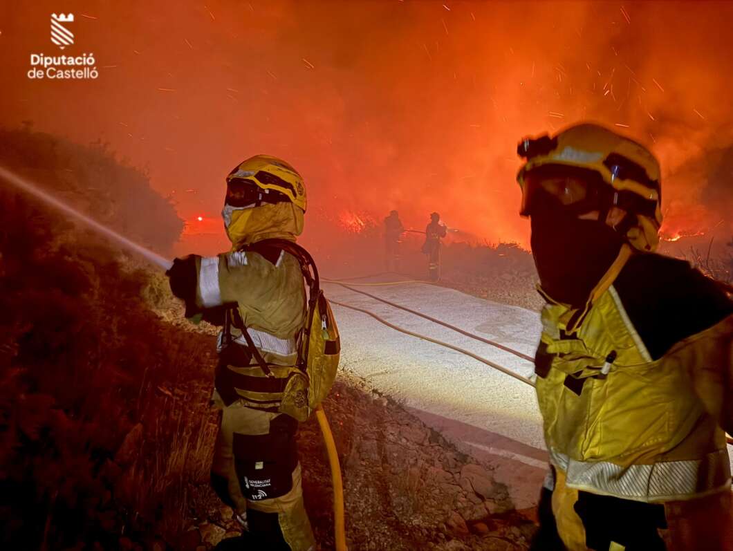 Tírig afronta su tercera noche de fuego con 810 hectáreas calcinadas