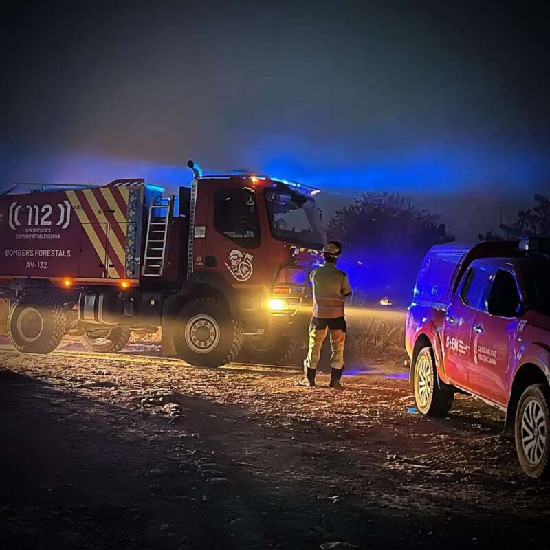 El incendio de la Vall d'Uixó reduce su operativo tras una noche de vigilancia y refresco de puntos calientes