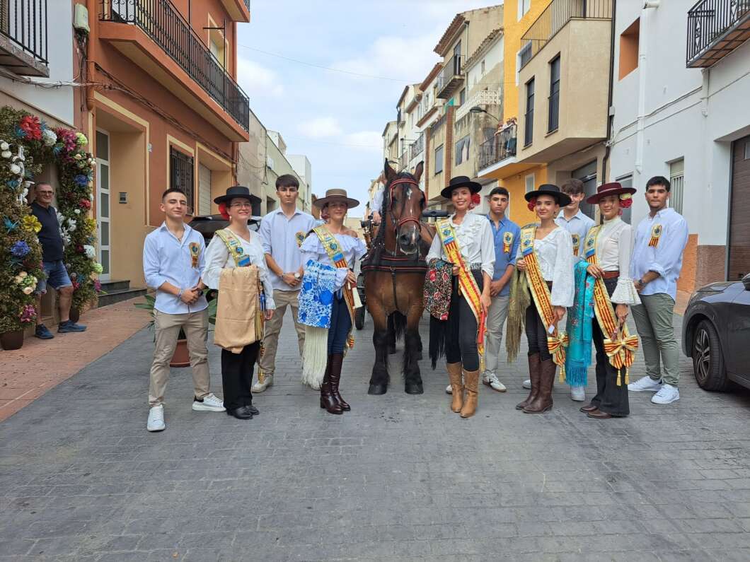 Les Useres vive un multitudinario domingo de fiestas con toros, música y cultura