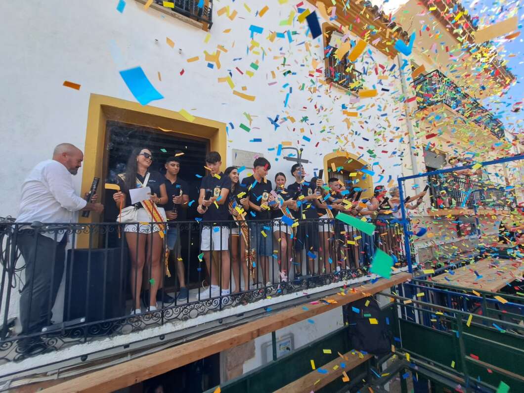 Les Useres arranca sus fiestas con una multitudinaria jornada taurina y musical