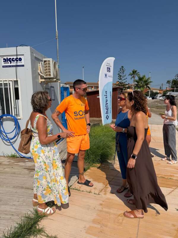 Els majors d’Almassora gaudeixen d’un dia de platja a Benafelí