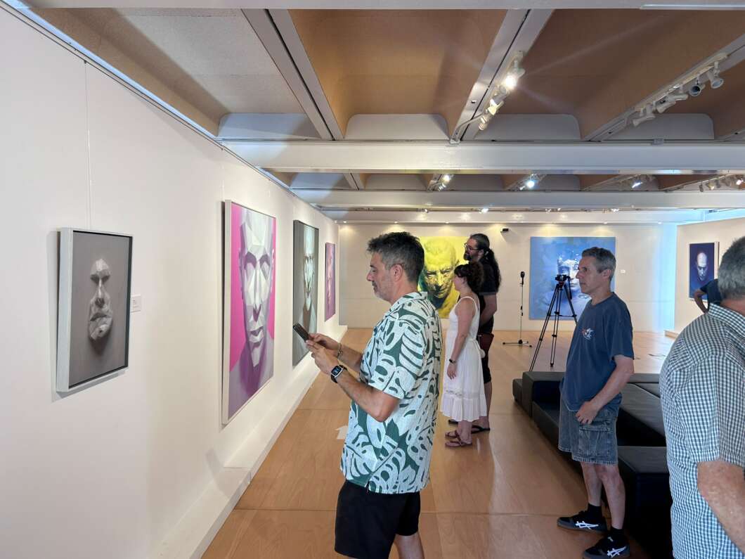 Moncofa reúne a tres artistas en su última exposición del verano