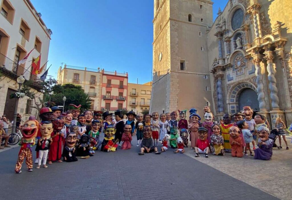 Vinaròs llena sus calles de ‘nanos’ en una jornada de tradición y cultura popular