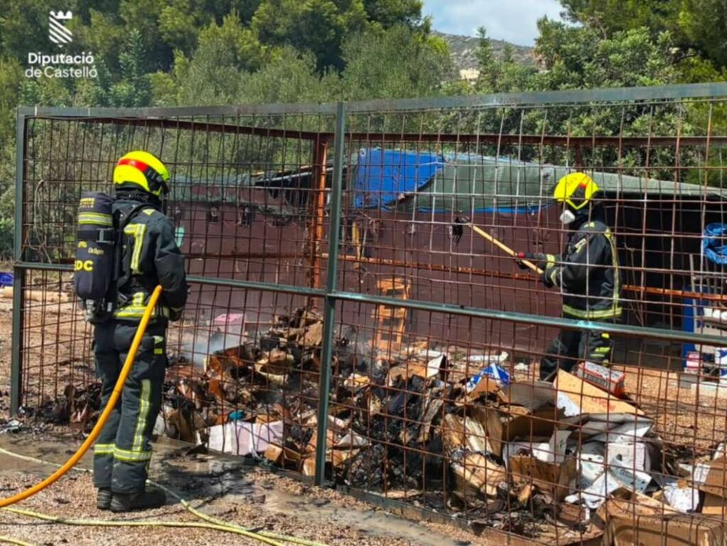 Los bomberos extinguen un incendio en un almacén exterior de un restaurante de Oropesa