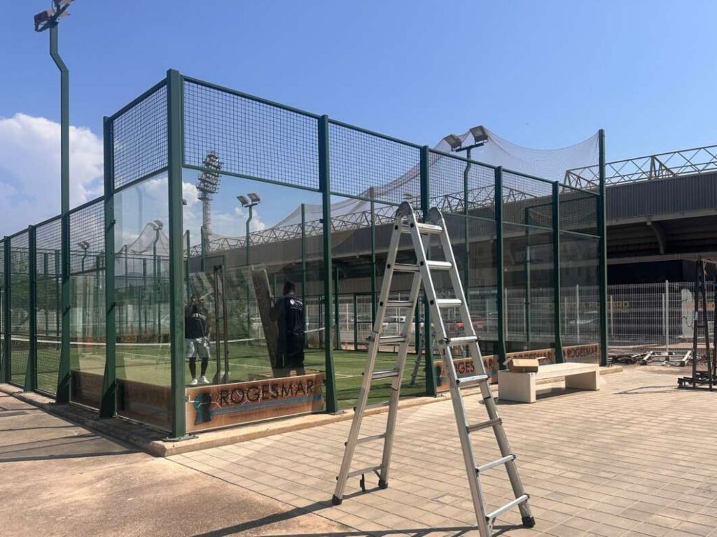 Castellón inicia la Manzana Albinegra con el traslado de las pistas de pádel
