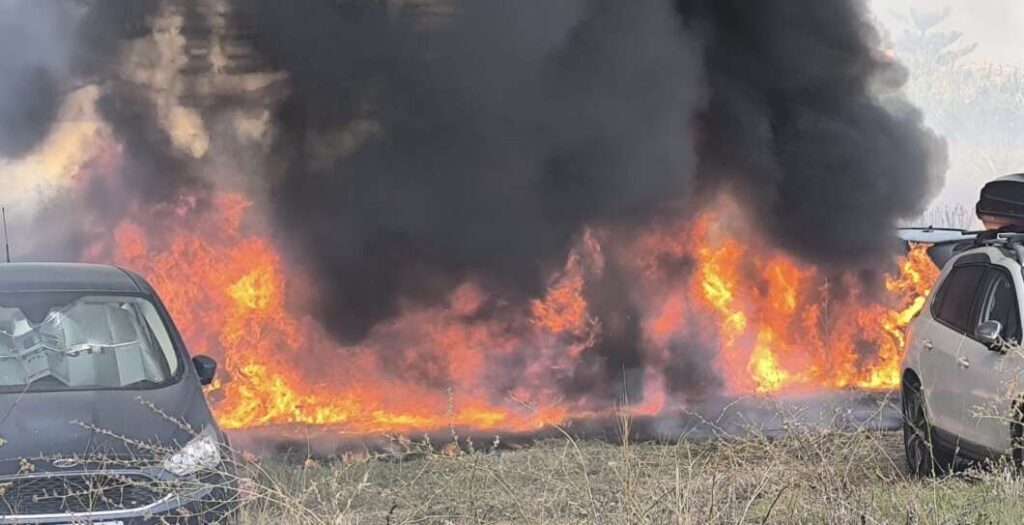 Los servicios sanitarios han atendido a varias personas en el lugar. Los medios aéreos se han retirado tras la evolución favorable del incendio, mientras permanecen sobre el terreno seis dotaciones de Bomberos de la Diputación de Castellón y una unidad de mando.