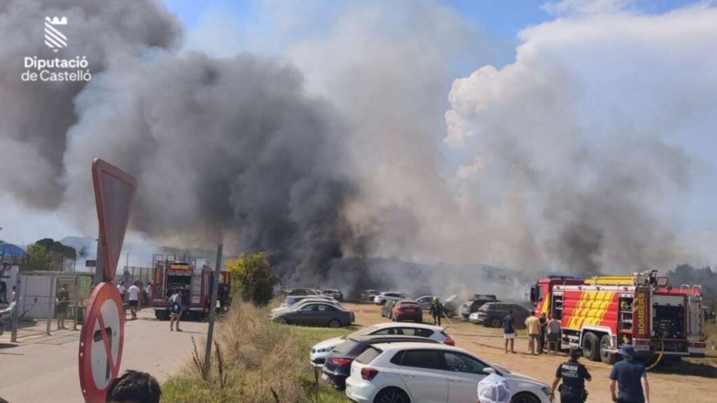 Alerta en Peñíscola por un incendio que afecta a varios vehículos