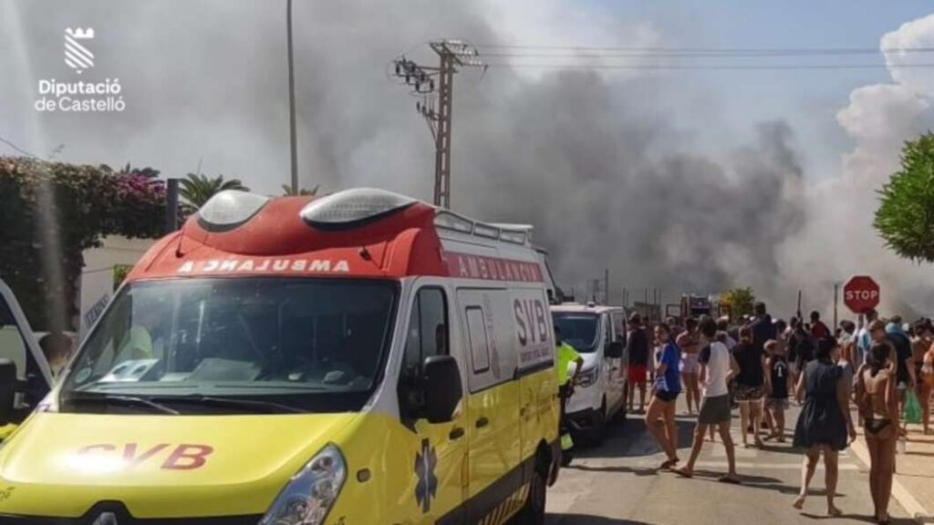 Alerta en Peñíscola por un incendio que afecta a varios vehículos