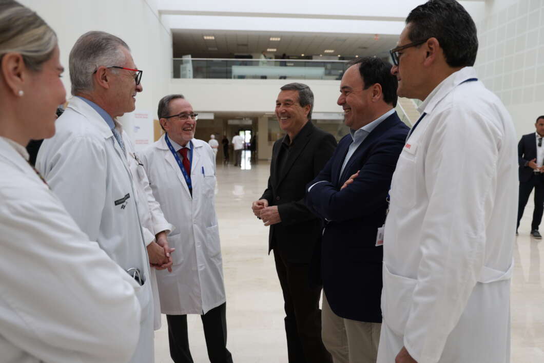 Pérez Llorca y conseller de Sanidad con médicos