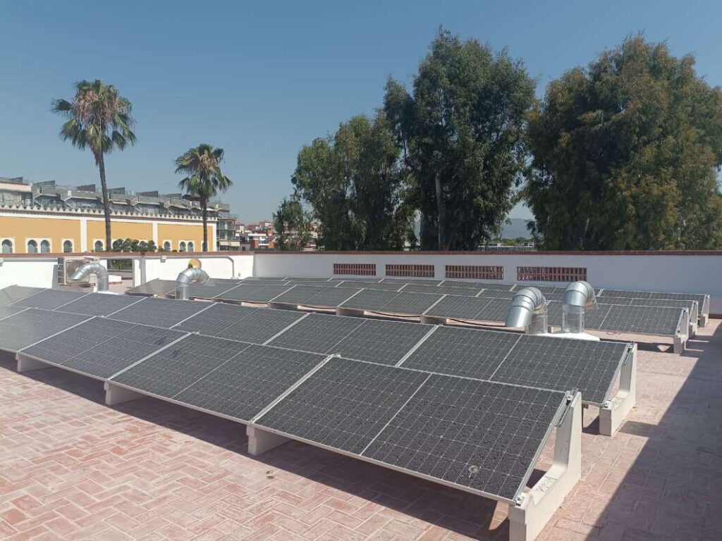 La actuación mejora la eficiencia energética del edificio histórico con una planta fotovoltaica de 27 kWp para autoconsumo y nuevas instalaciones
