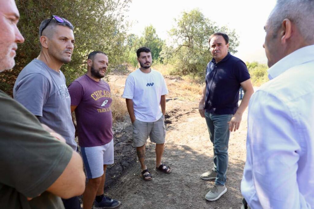 Pérez Llorca visita dos explotaciones ganaderas afectadas por el incendio de la Vall d'Uixó