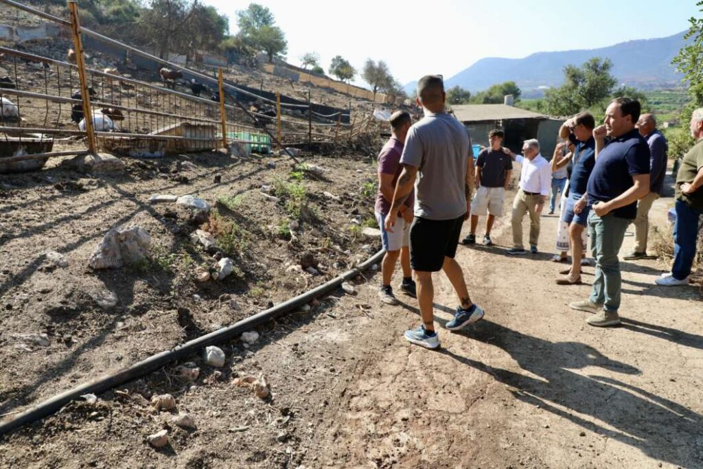 Pérez Llorca visita dos explotaciones ganaderas afectadas por el incendio de la Vall d'Uixó