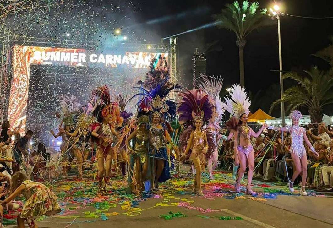 Las reinas y reyes del Carnaval de Vinaròs hicieron vibrar anoche el paseo Fora Forat