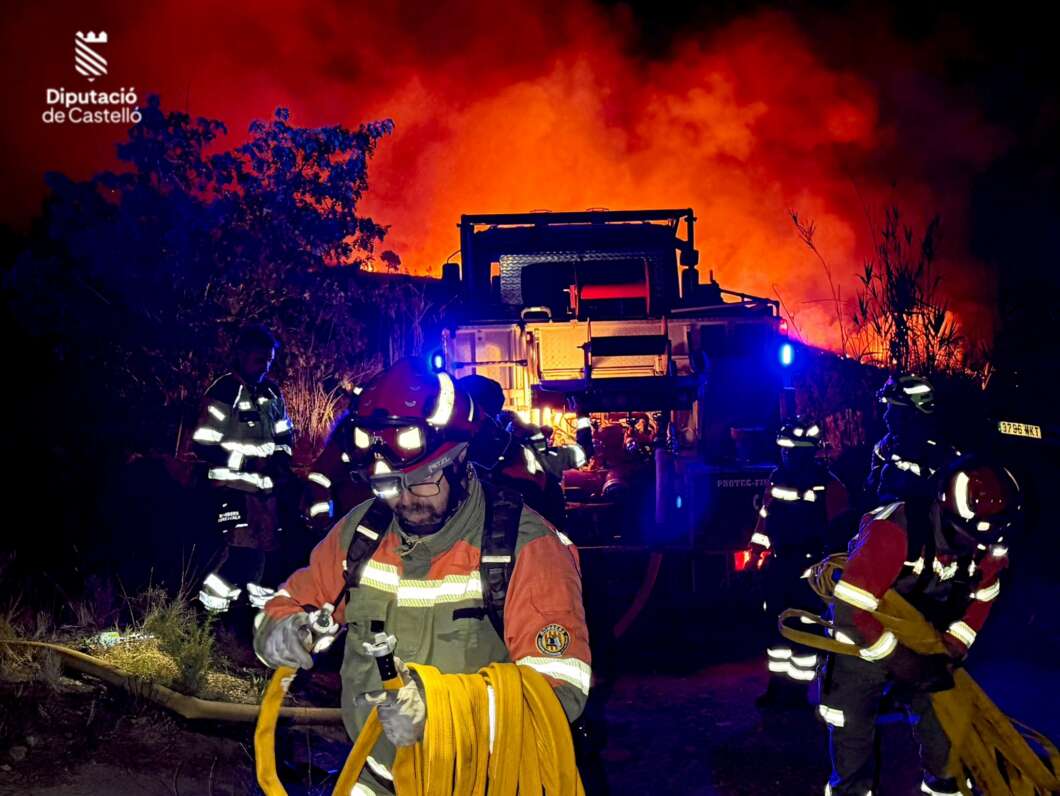 Más de 30 medios trabajan en el incendio forestal de Segorbe