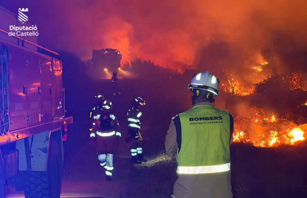 Tírig afronta su tercera noche de fuego con 810 hectáreas calcinadas