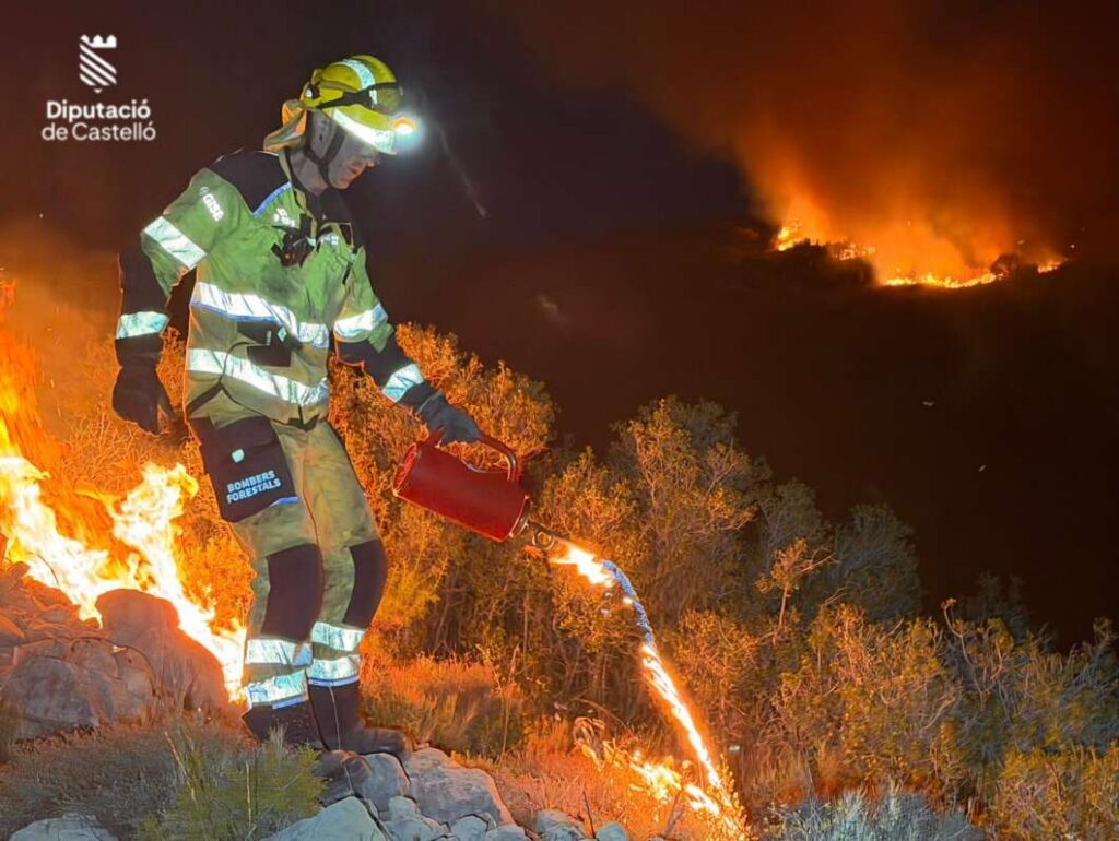 Tírig afronta su tercera noche de fuego con 810 hectáreas calcinadas