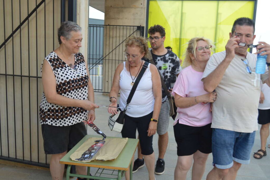Vila-real viu l’eclipsi amb 300 persones al Centre de Tecnificació