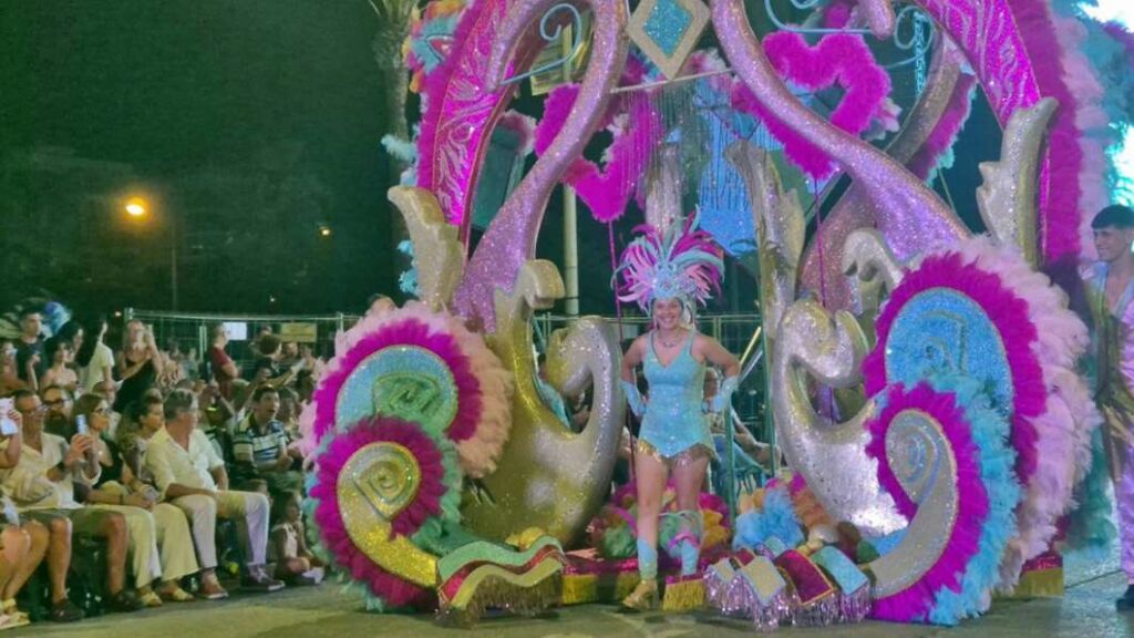 Las reinas y reyes del Carnaval de Vinaròs hicieron vibrar anoche el paseo Fora Forat