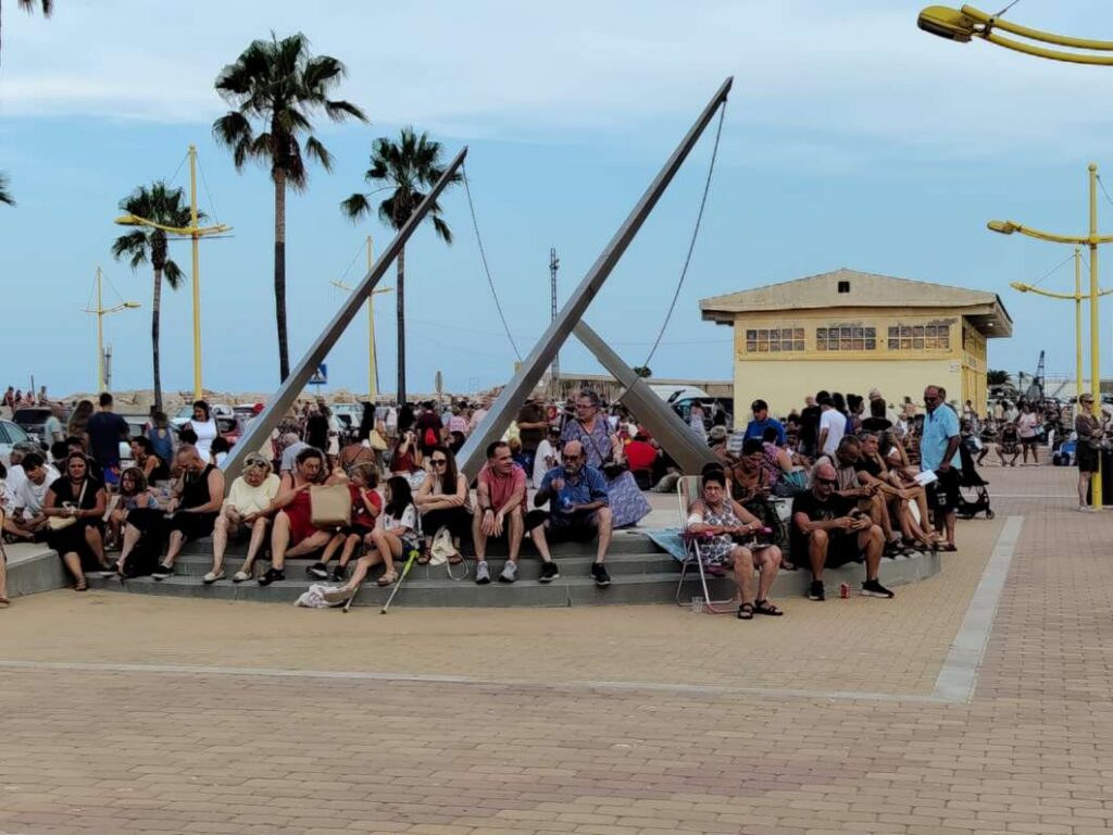 Vinaròs contempla el eclipse desde el puerto