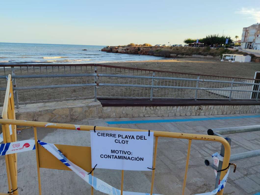 Vinaròs prohíbe el baño en la playa del Clot