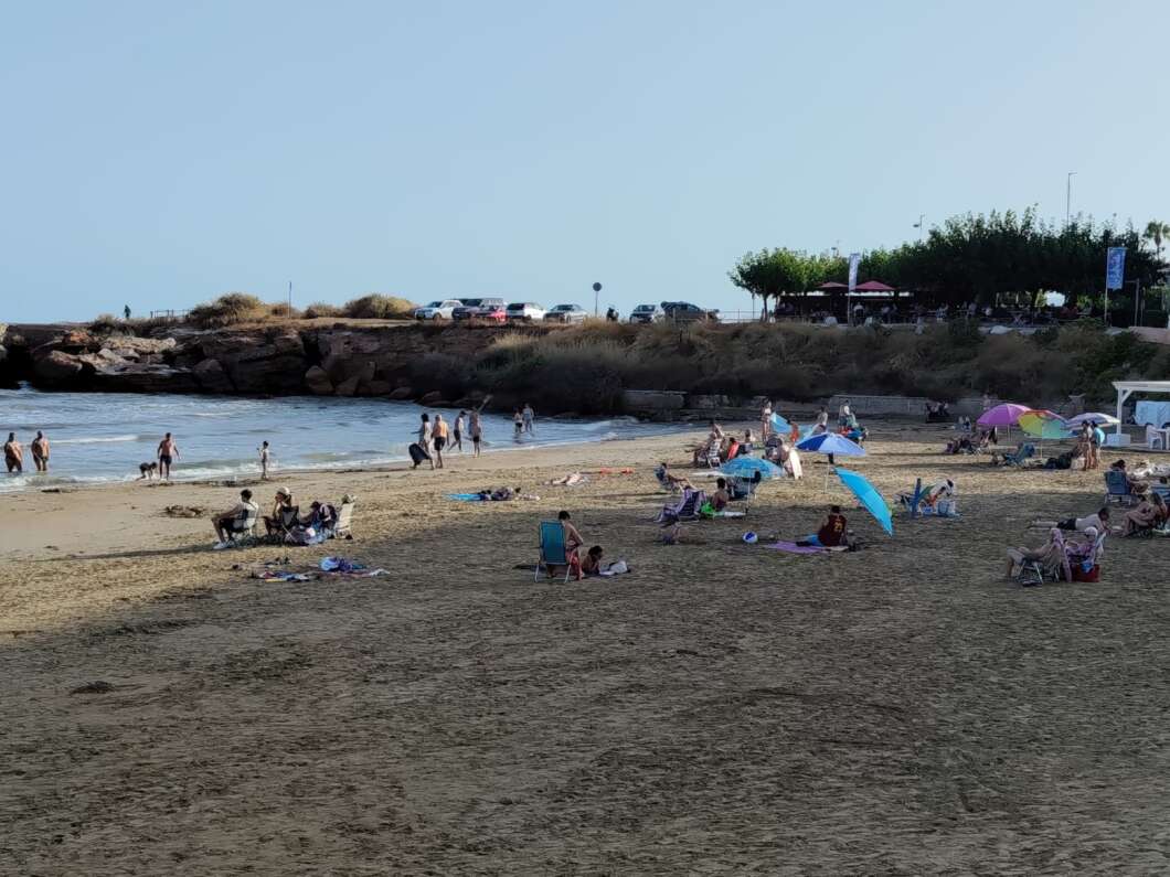 La playa del Clot de Vinaròs vuelve a estar abierta al baño