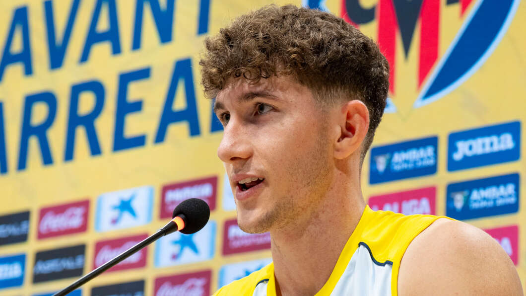 Pau Navarro Villarreal CF defensa