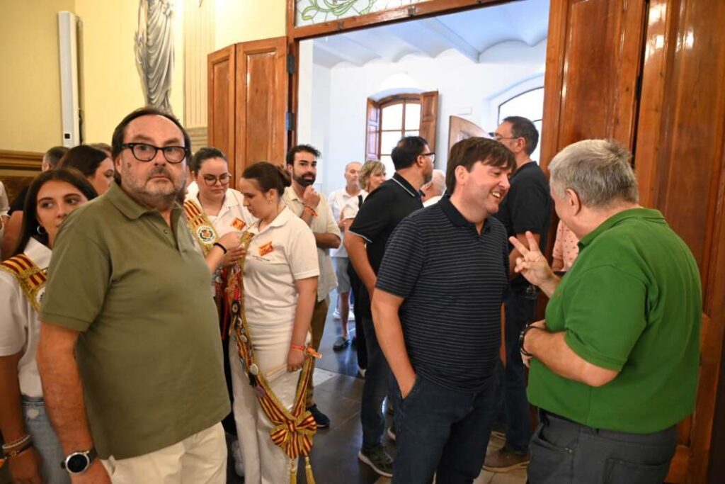 Reina de las fiestas de Vila-real y su corte en la bodeguilla de Vila-real Informació