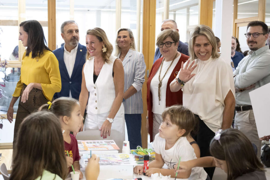La presidenta de la Diputación de Castellón, Marta Barrachina, ha destacado que la Biblioteca 5.0 convierte la lectura, el conocimiento y la cultura en un punto de encuentro para la ciudadanía. Durante el acto de apertura, ha puesto en valor la transformación del equipamiento en un espacio más moderno, accesible y adaptado a las distintas edades y necesidades de sus usuarios, con el objetivo de acercar la cultura y favorecer nuevas formas de aprendizaje y relación.
