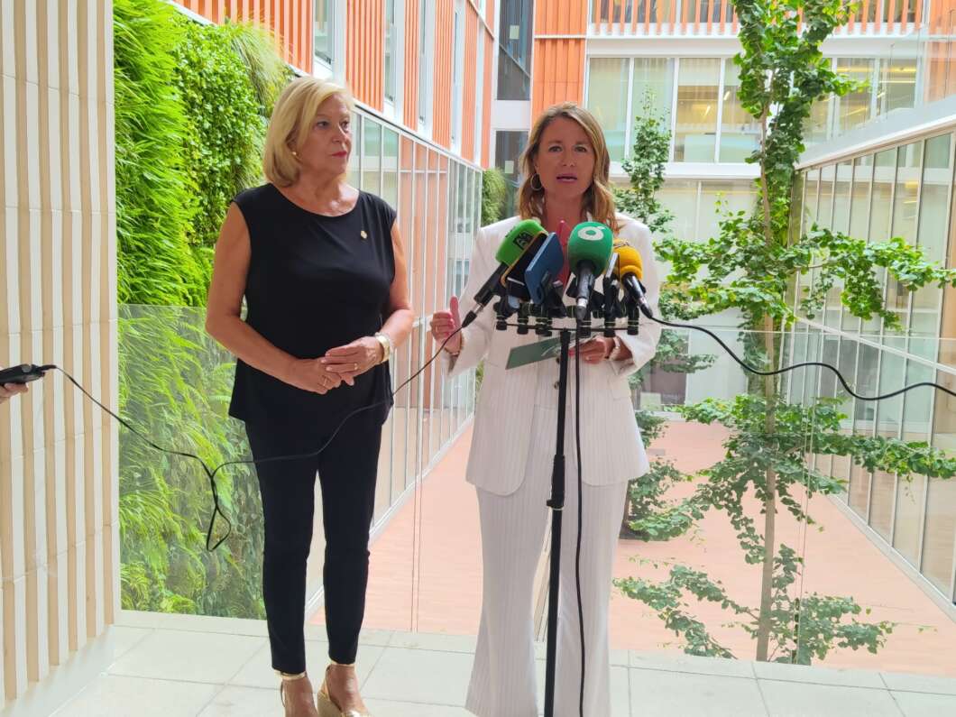 Begoña Carrasco y Clara Adsuara en edificio Borrull de Castelló