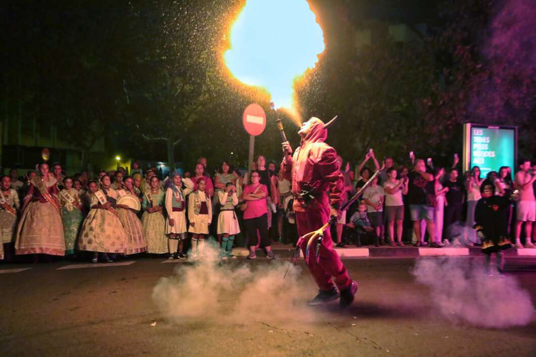 Benicàssim despide sus fiestas con el correfoc de ‘Els Déus del Foc’
