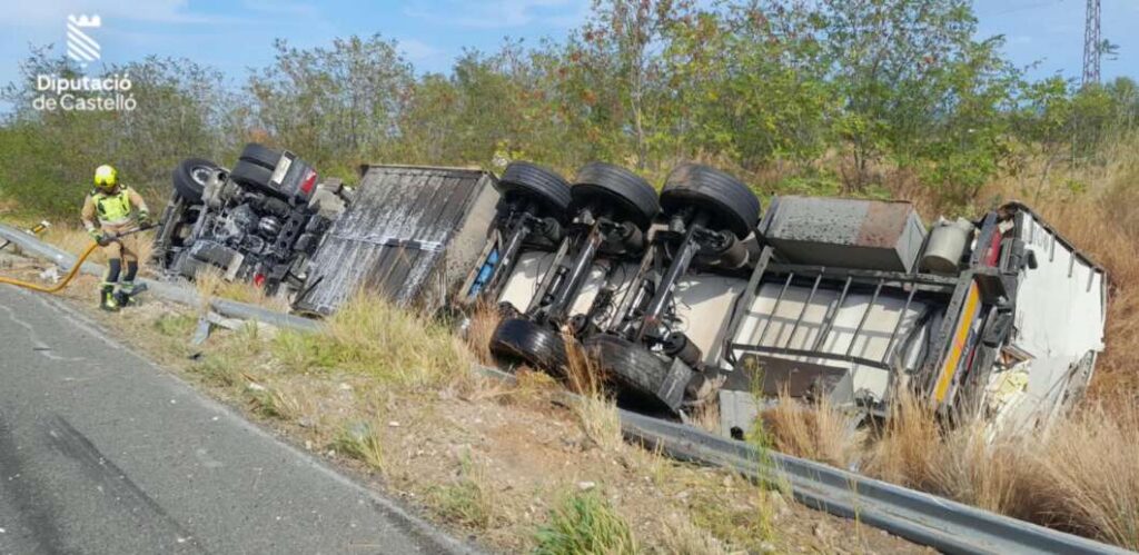 Un camión vuelca en la AP-7 a su paso por Cabanes