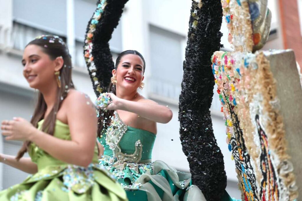 Burriana acomiada la Misericòrdia entre carrosses i confeti