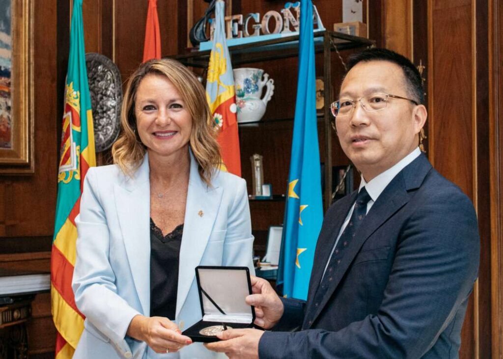 Una delegación de Yiwu se interesa por invertir en Logistics