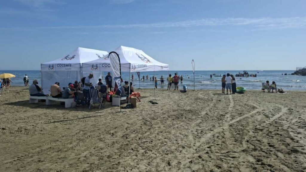 Castellón reúne a más de 100 personas en una jornada de deporte acuático adaptado
