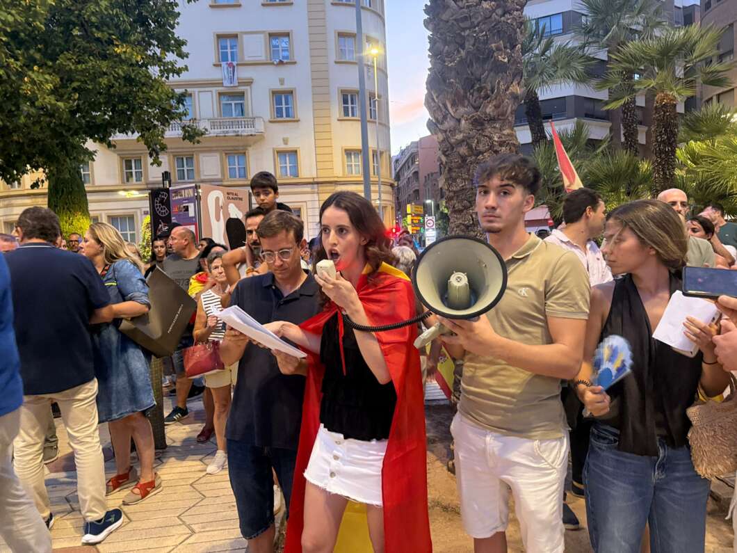 Almassora se concentra en apoyo a Ceuta