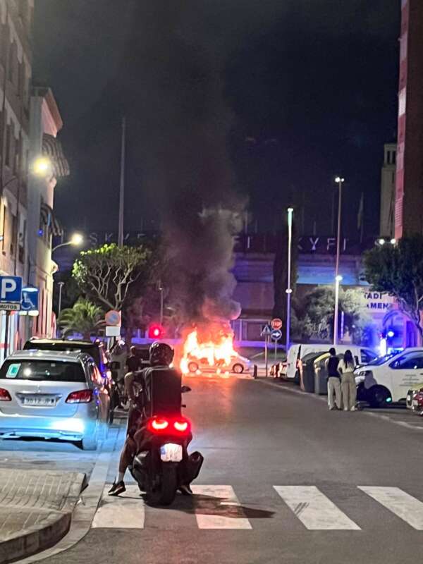 Un vehículo queda calcinado junto al Estadio Castalia en Castellón