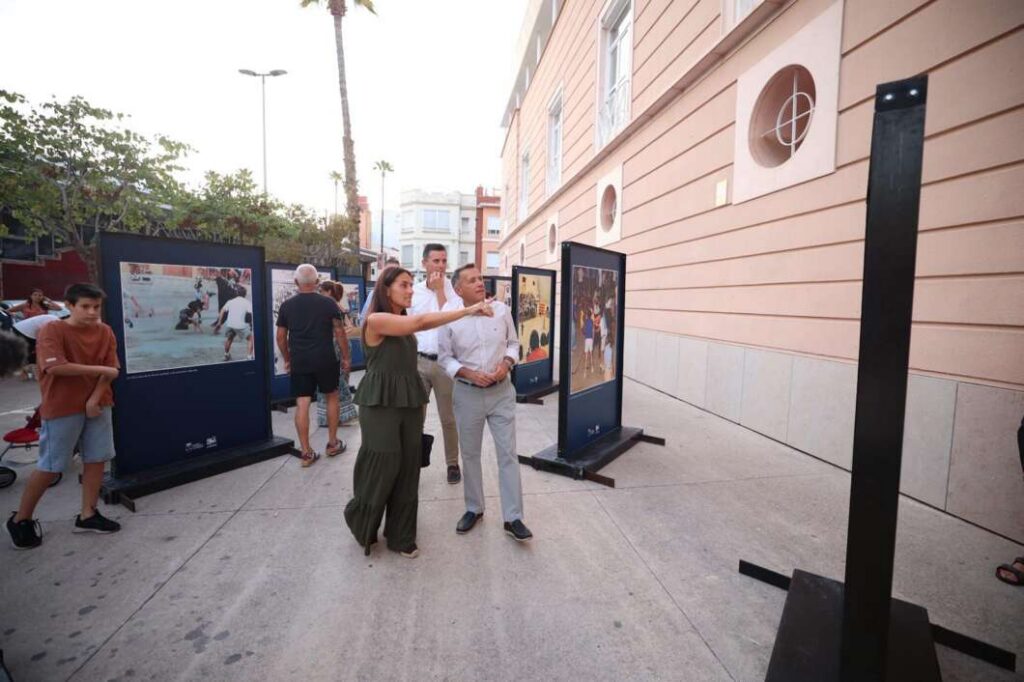 Burriana recorre 50 anys de la Comissió del Bou amb una exposició fotogràfica