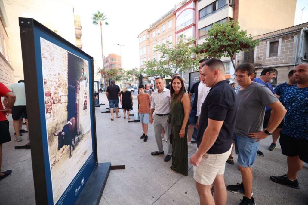 Burriana recorre 50 anys de la Comissió del Bou amb una exposició fotogràfica