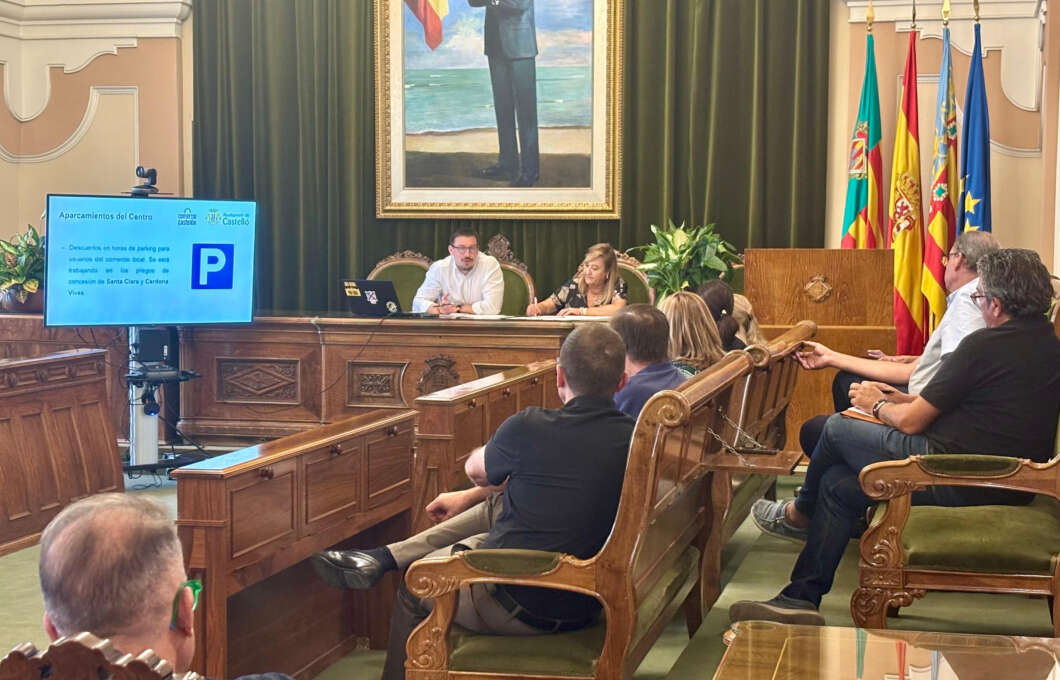 Consejo Sectorial de Comercio. Comercio trabaja en los pliegos de un nuevo contrato en Cardona Vives y Santa Clara a los clientes de los establecimientos de la ciudad
