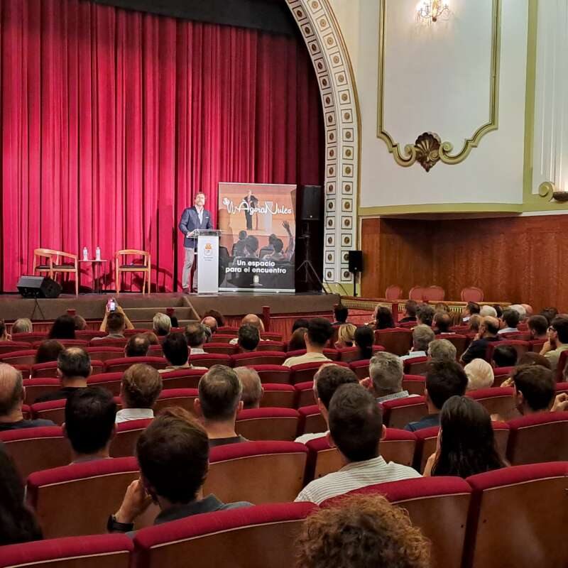 Espinosa de los Monteros aborda en Nules los retos de España
