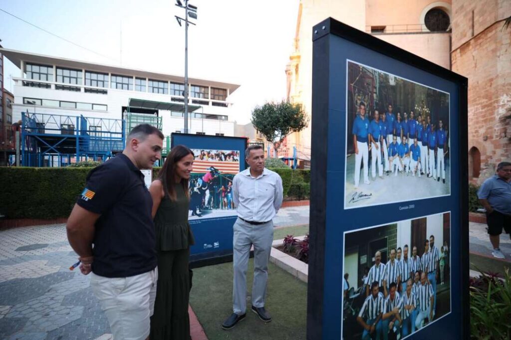 Burriana recorre 50 anys de la Comissió del Bou amb una exposició fotogràfica