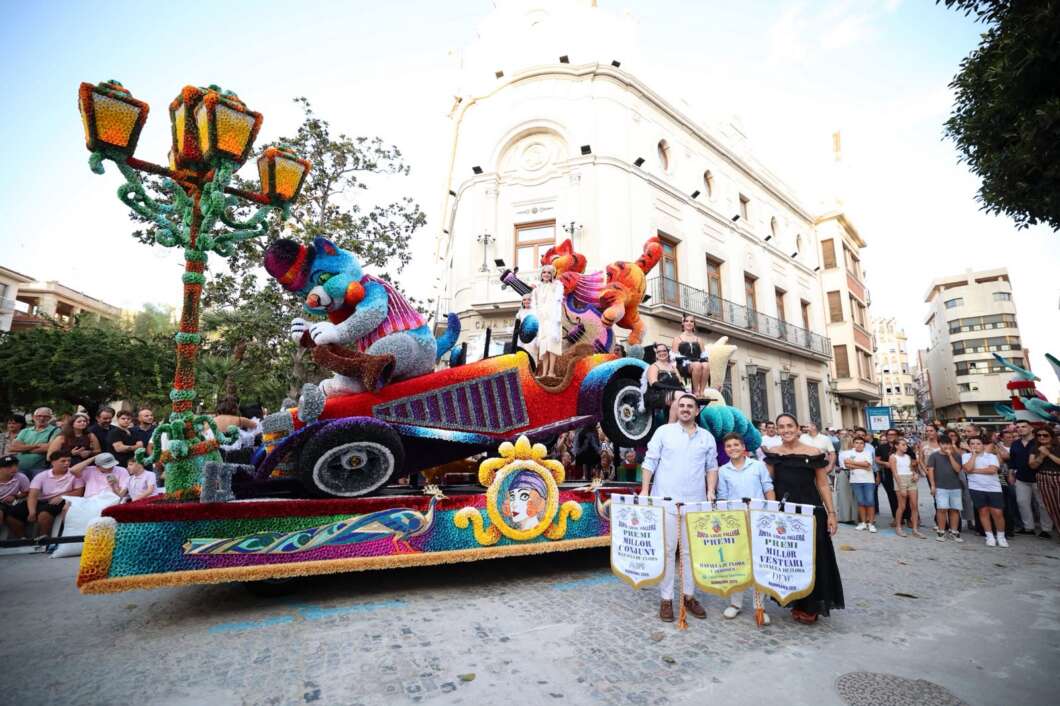 Burriana acomiada la Misericòrdia entre carrosses i confeti