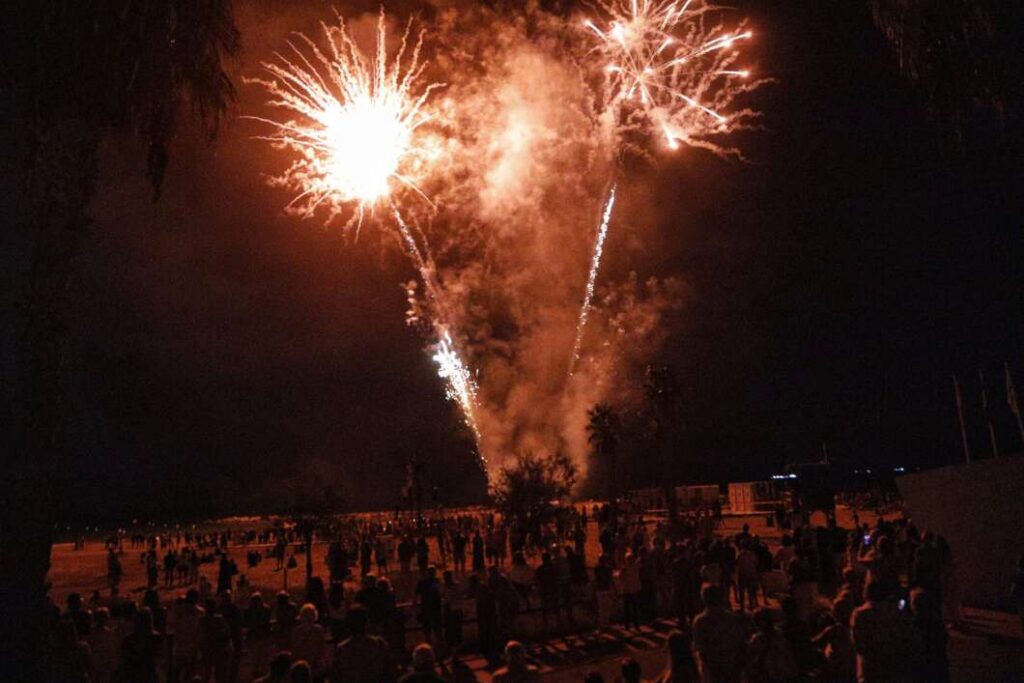 Benicàssim despide sus fiestas con el correfoc de ‘Els Déus del Foc’