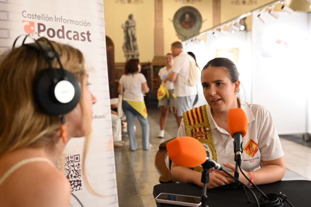 Berta Beteta Reina de las fiestas de Vila-real y su corte en la bodeguilla de Vila-real Informació