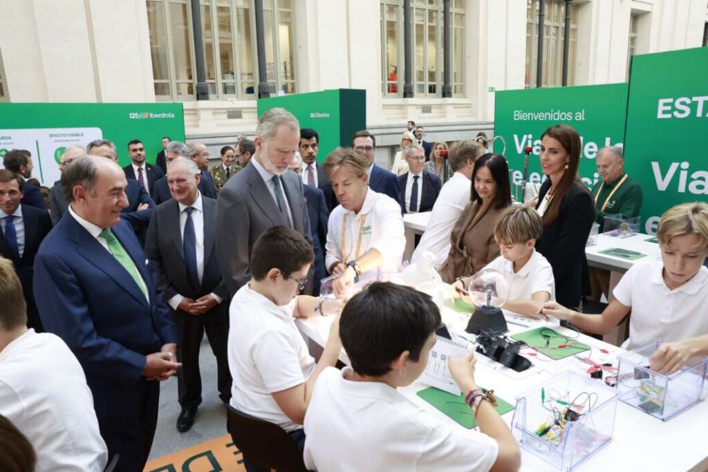 Felipe VI inaugura la exposición de Iberdrola por su 125 aniversario