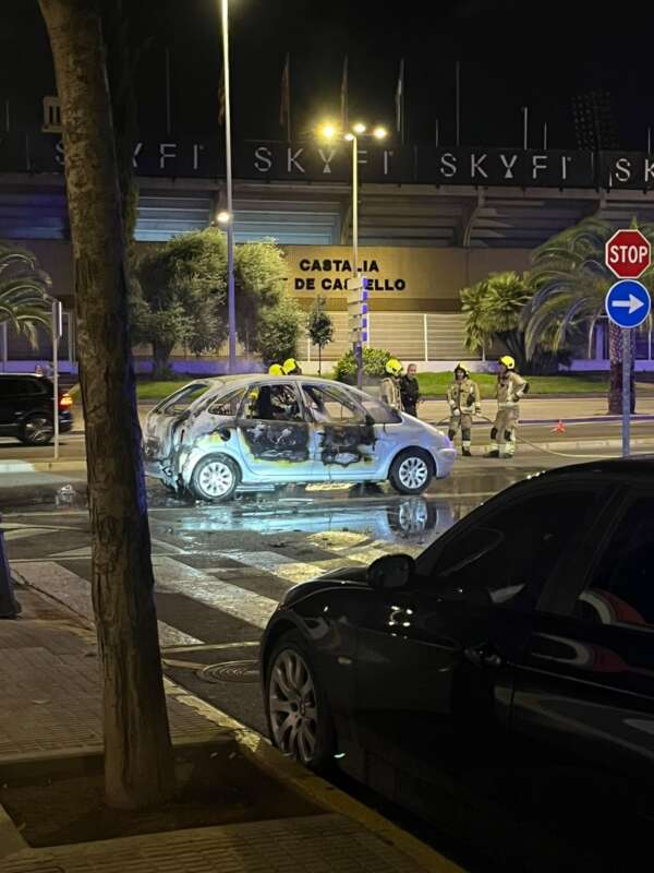 Un vehículo queda calcinado junto al Estadio Castalia en Castellón